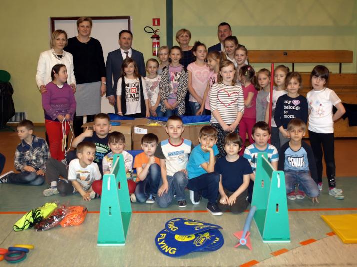 W ramach projektu Kids Athletics Lekkostletyka dla każdego uczniowie szkoły podstawowej numer 3 otrzymali nowy sprzęt sportowy. Przekazali je burmistrz Leszek Kopeć i zastępca burmistrza Ewa Kondek