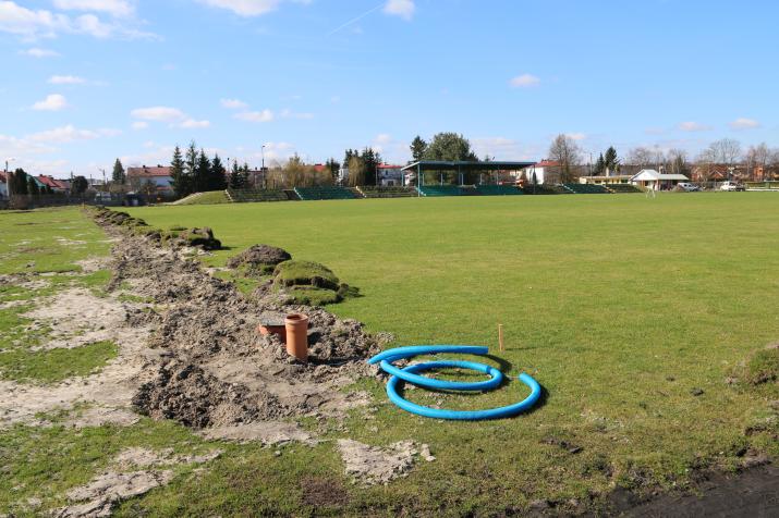 w ramach modernizacji przebudowana zostanie bieżnia lekkoatletyczna dookoła płyty boiska