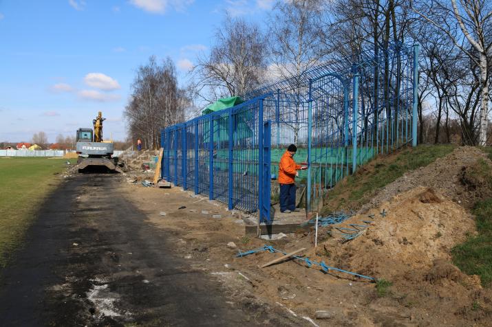 ekipy budowlane demontują stare elementy trybun