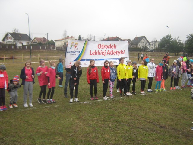 na zdjęciu uczestnicy zawodó lekkoatletycznych, które odbyły się w Końskich