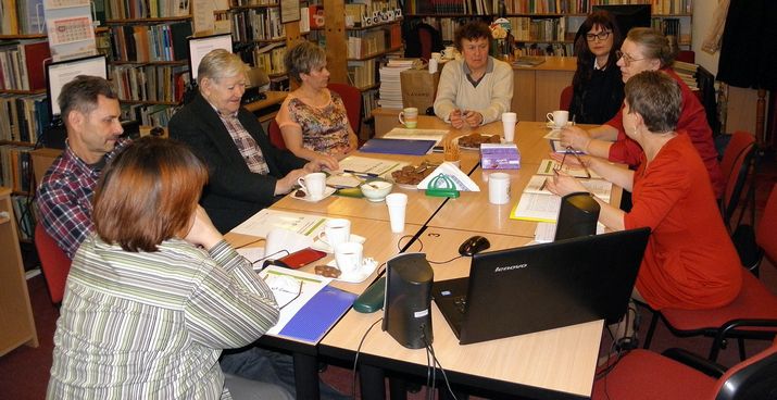 na zdjęciu uczestnicy podczas zajęć z edukacji ekonomicznej organizowanych w bibliotece