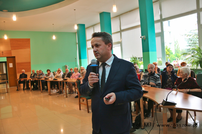 Inauguracja Uniwersytetu. Na zdjęciu przemawia Leszek Kopeć, burmistrz Miasta i Gminy Staszów