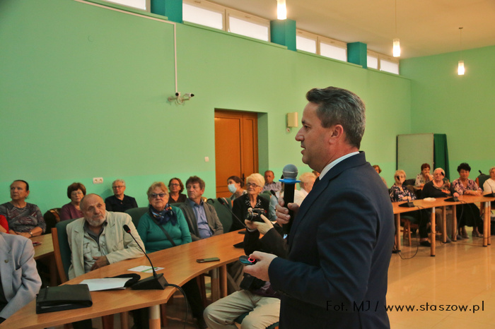 Inauguracja Uniwersytetu. Na zdjęciu burmistrz Leszek Kopeć przedstawia założenia projektu budowy portu przeładunkowego w Grzybowie