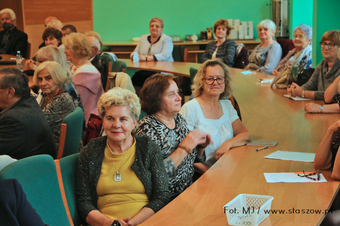 Inauguracja Uniwersytetu. Na zdjęciu uczestnicy inauguracyjnego spotkania w ramach uniwersytetu 3 wieku