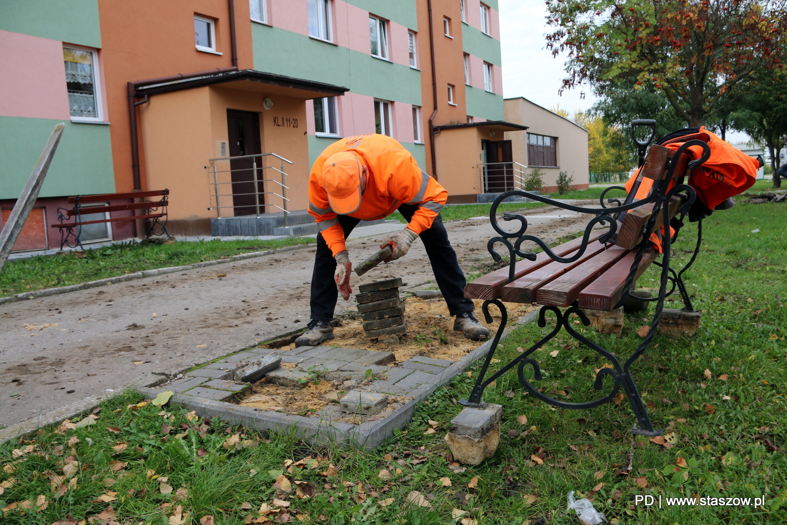 Na zdjęciu prace przy chodniku ul. Mickiewicza 42