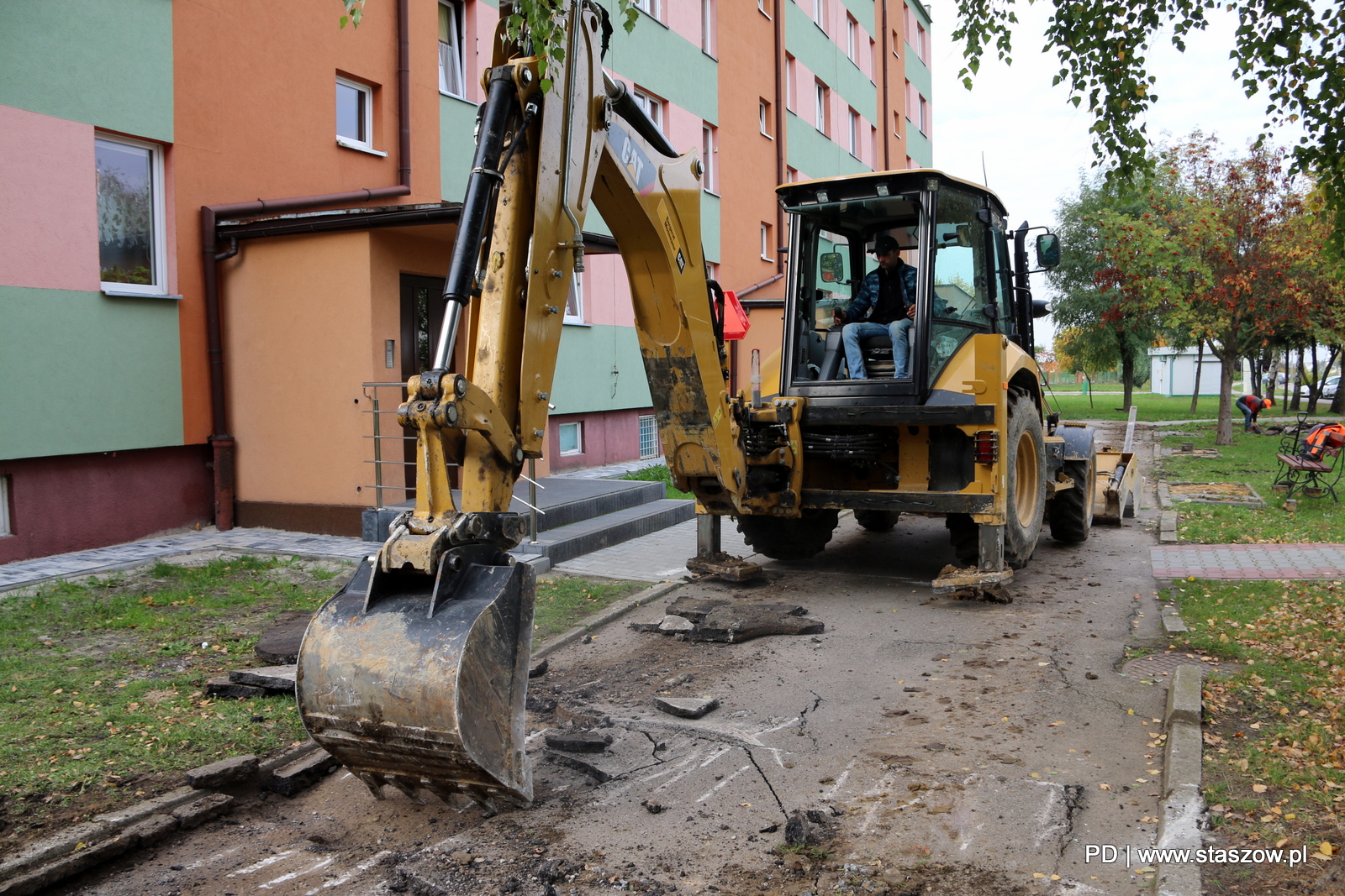 Na zdjęciu prace przy chodniku ul. Mickiewicza 42