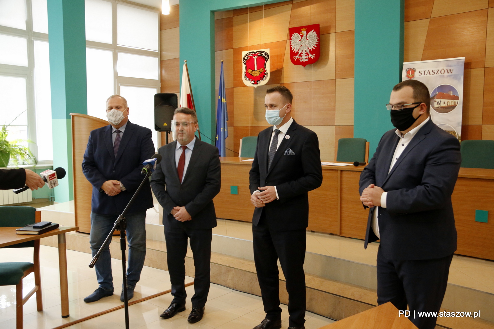 Na zdjęciu od lewej: Przewodniczący Rady Miejskiej w Staszowie Ireneusz Kwiejasz, burmistrz miasta i gminy Staszów Leszek Kopeć, minister w Kancelarii Rady Ministrów Michał Cieślak i zastępca prezesa KZN Michał Sroka