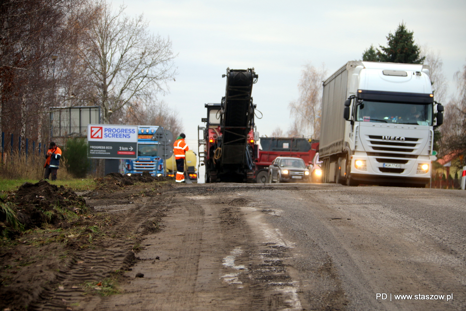 Prace budowlane na drodze wojewódzkiej nr 757, łączącej Staszów z Grzybowem