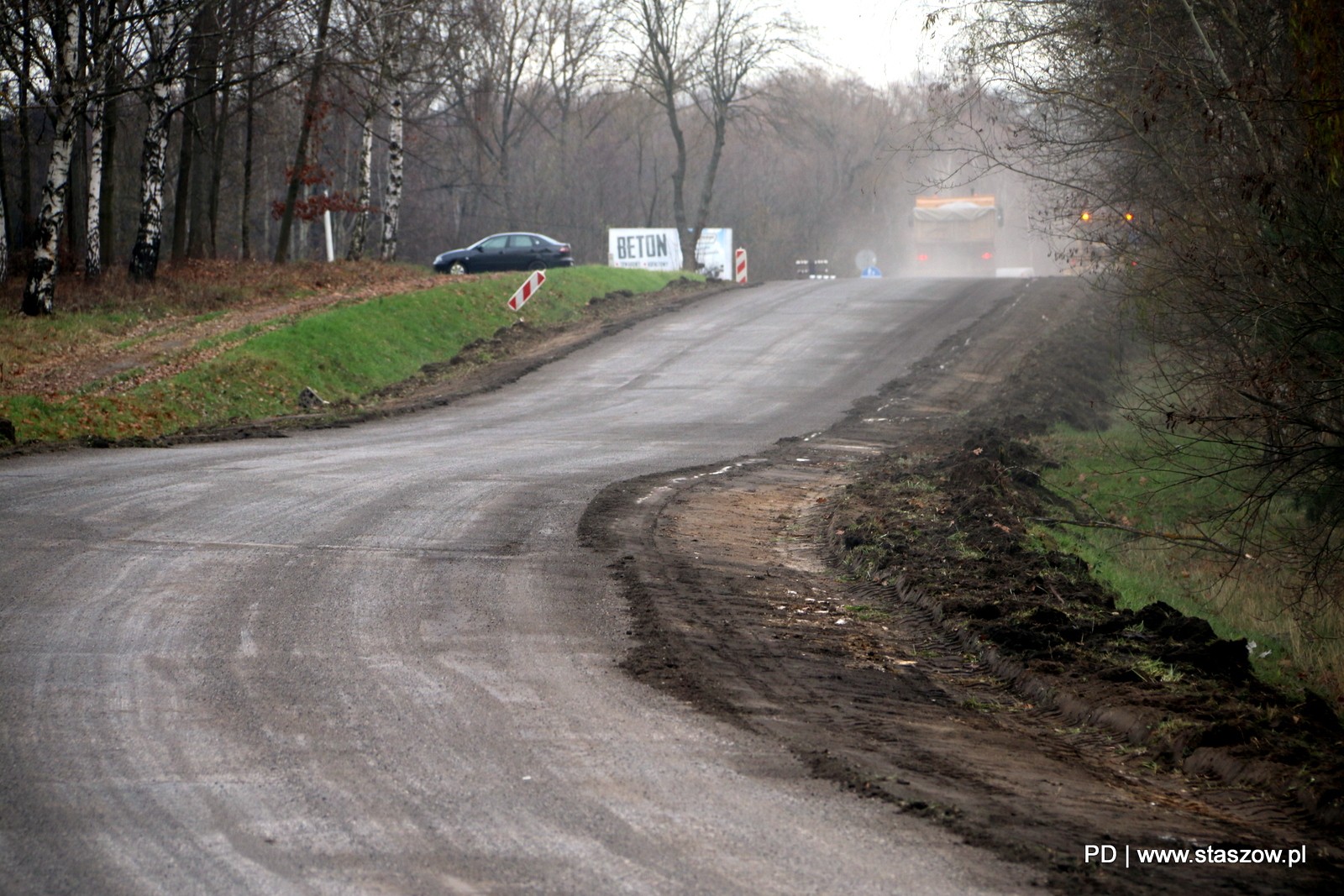 Prace budowlane na drodze wojewódzkiej nr 757, łączącej Staszów z Grzybowem