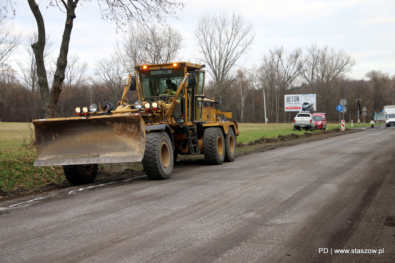 Prace budowlane na drodze wojewódzkiej nr 757, łączącej Staszów z Grzybowem