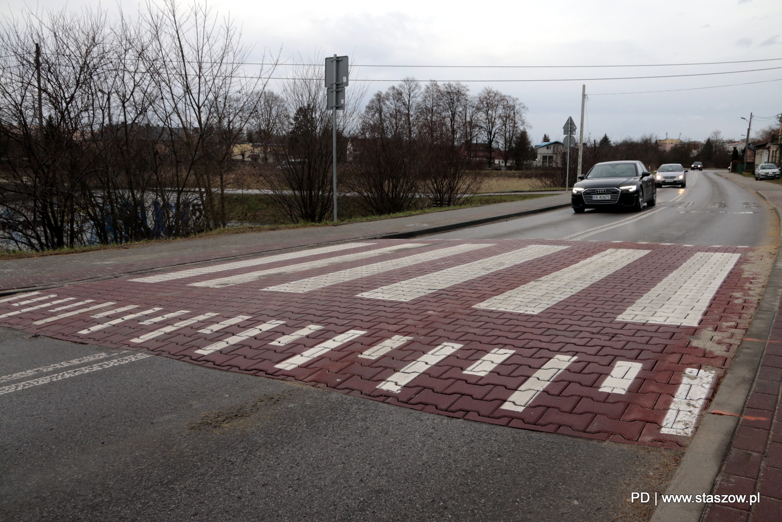 Próg zwalniający z przejściem dla pieszych na ul. Kolejowej w Staszowie