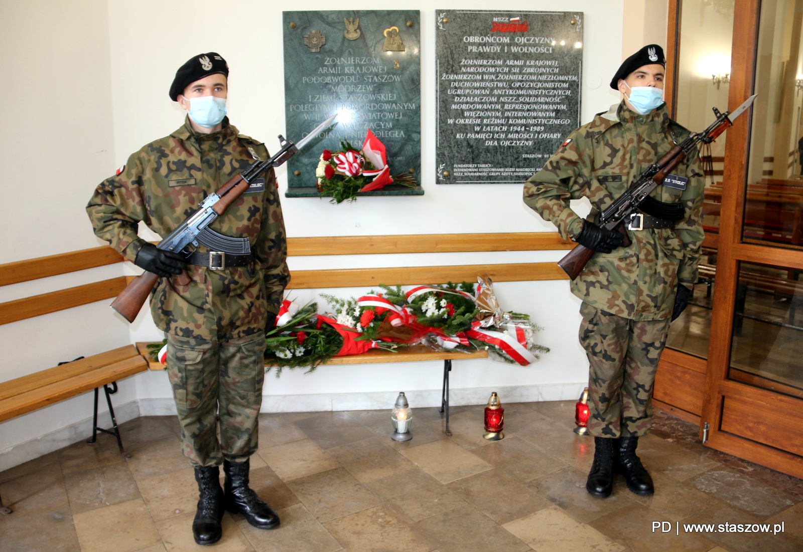 Warta honorowa uczniów klasy mundurowej staszowskiego LO przy tablicy pamiątkowej