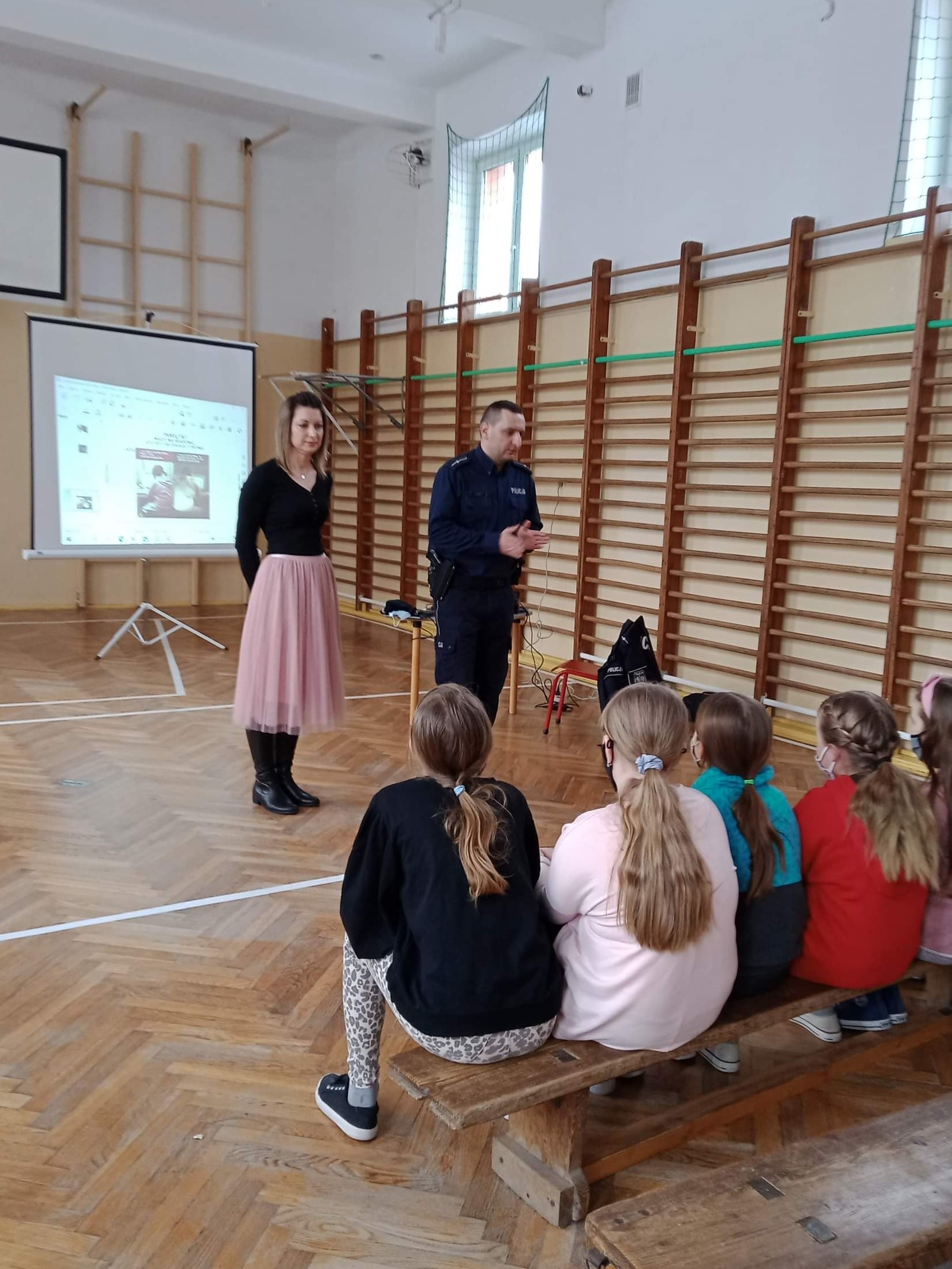 Uczniowie Szkoły Podstawowej w Kurozwękach uczestniczą w zajęciach profilaktycznych prowadzonych przez  mł. asp. Grzegorza Pargiełę z Komendy Powiatowej Policji w Staszowie. 