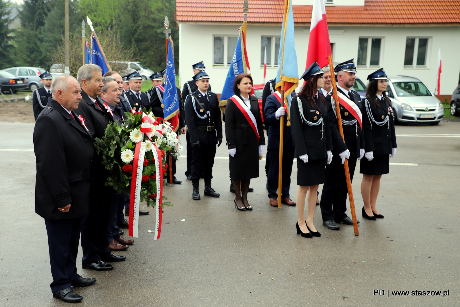 Uroczysta Msza św. w kościele pw. Przemienienia Pańskiego w Wiśniowej, złożenie kwiatów przed tablicą z sercem ks. H. Kołłątaja