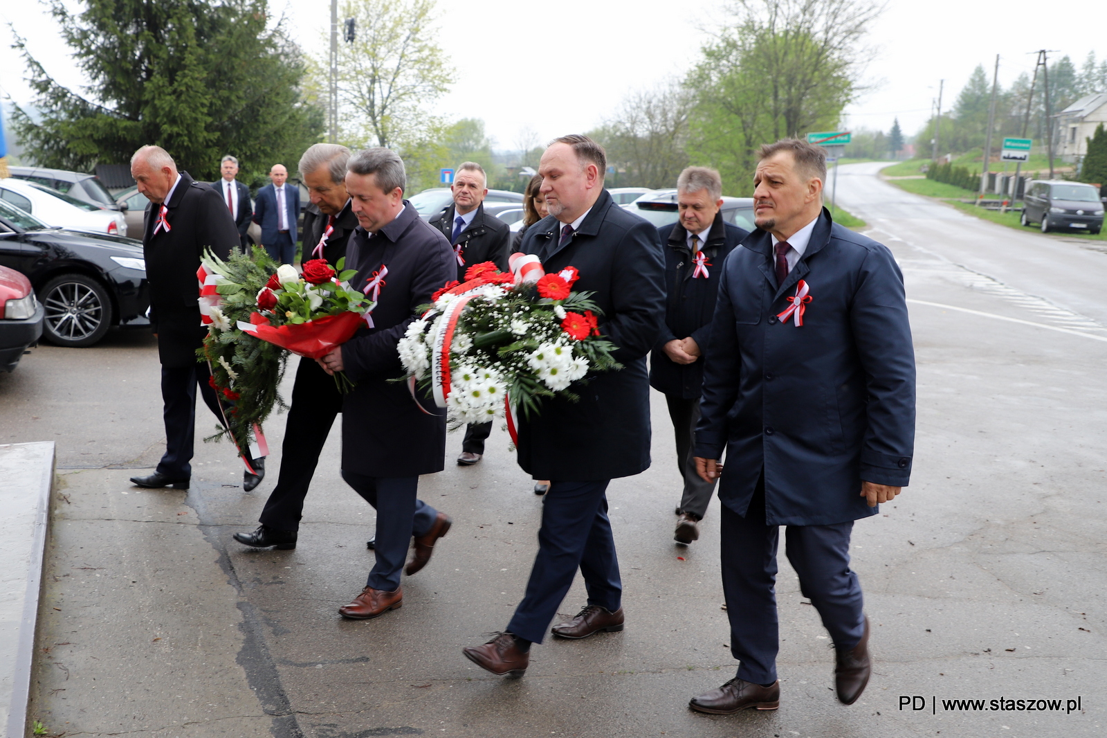 Uroczysta Msza św. w kościele pw. Przemienienia Pańskiego w Wiśniowej, złożenie kwiatów przed tablicą z sercem ks. H. Kołłątaja