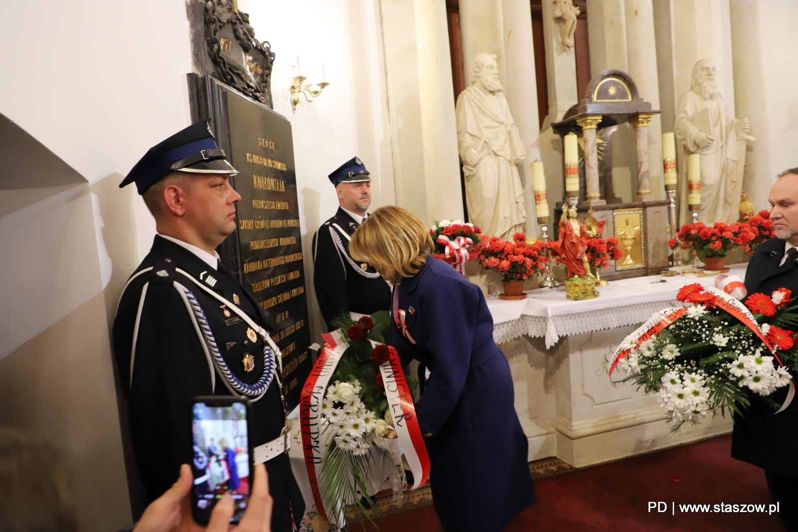 Uroczysta Msza św. w kościele pw. Przemienienia Pańskiego w Wiśniowej, złożenie kwiatów przed tablicą z sercem ks. H. Kołłątaja