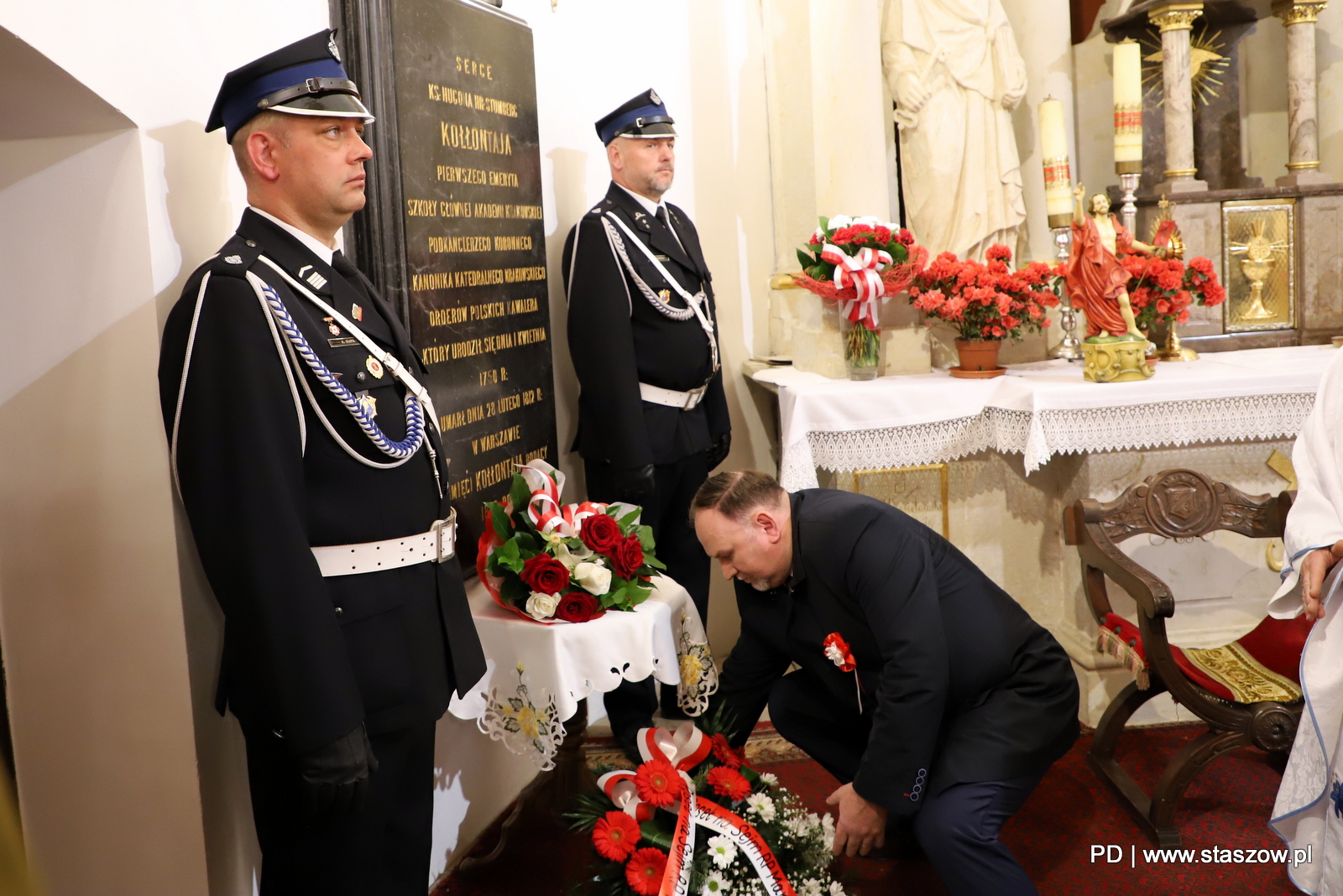 Uroczysta Msza św. w kościele pw. Przemienienia Pańskiego w Wiśniowej, złożenie kwiatów przed tablicą z sercem ks. H. Kołłątaja