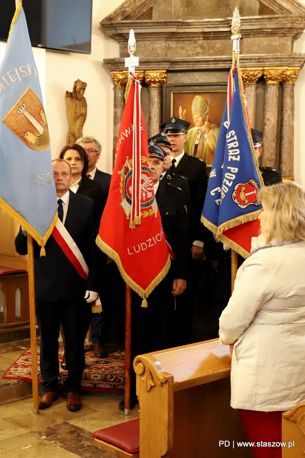 Uroczysta Msza św. w kościele pw. Przemienienia Pańskiego w Wiśniowej, złożenie kwiatów przed tablicą z sercem ks. H. Kołłątaja