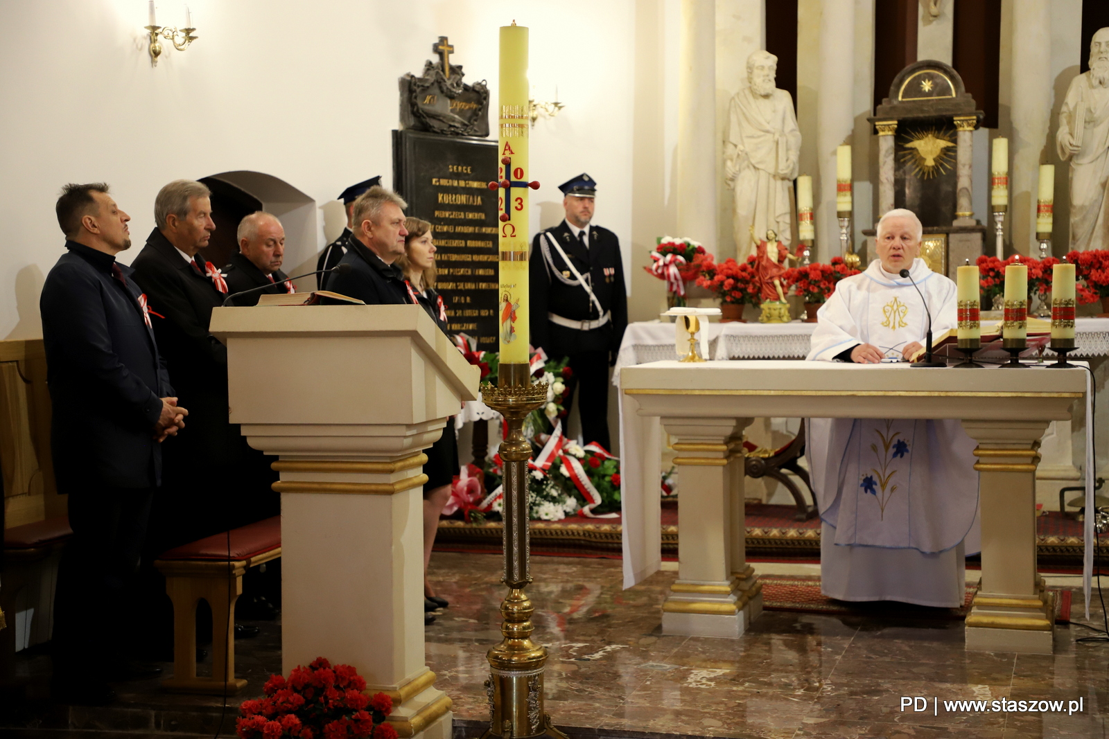 Uroczysta Msza św. w kościele pw. Przemienienia Pańskiego w Wiśniowej, złożenie kwiatów przed tablicą z sercem ks. H. Kołłątaja