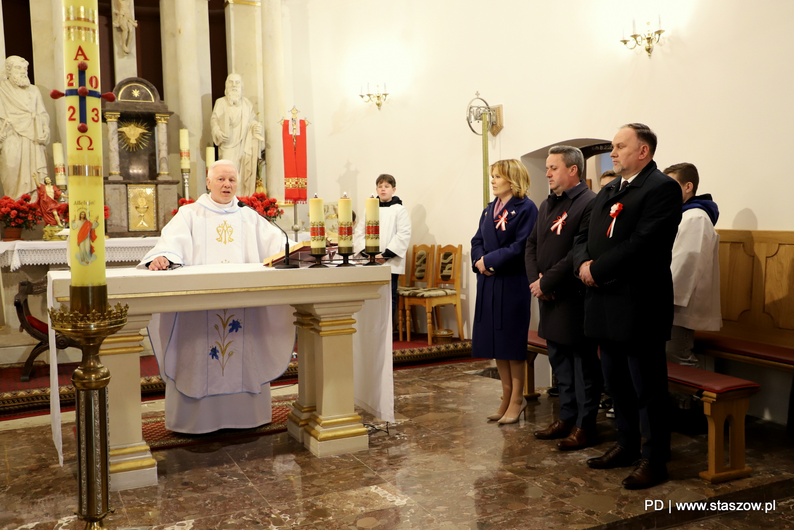 Uroczysta Msza św. w kościele pw. Przemienienia Pańskiego w Wiśniowej, złożenie kwiatów przed tablicą z sercem ks. H. Kołłątaja