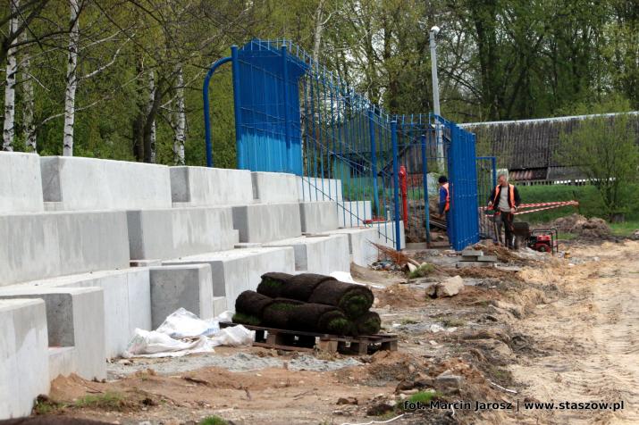 na zdjęciu prace przy budowie nowej bieżni oraz remont trybuny dla gości