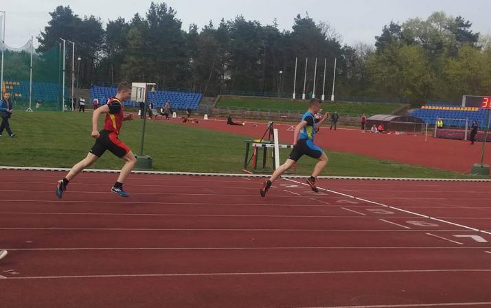 na zdjęciu z prawej, Mateusz Cecelon na finiszu biegu na 300 metrów