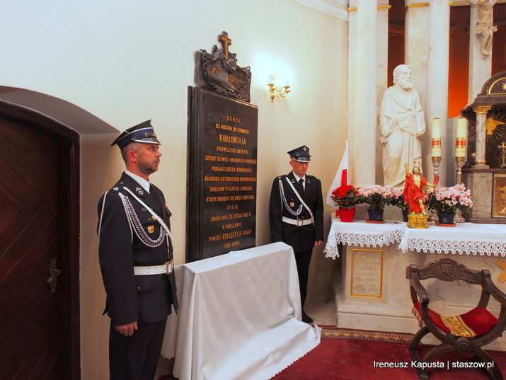 na zdjęciu tablica z sercem księdza Hugona Kołłątaja w kościele w Wiśniowej