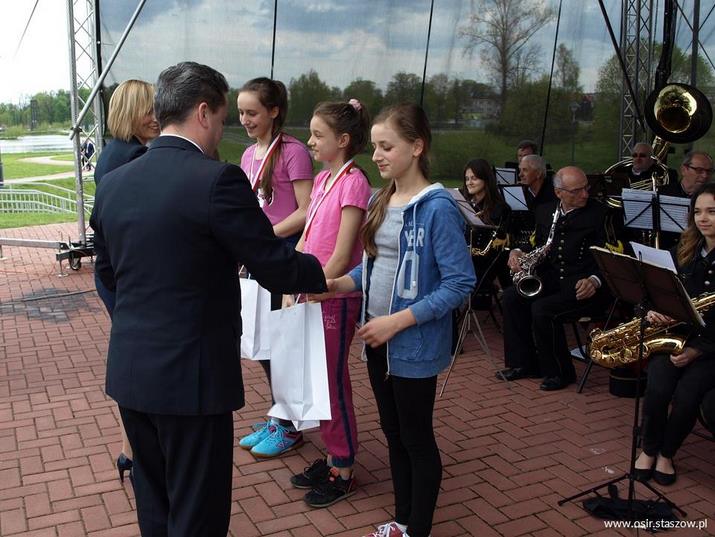 Na zdjęciu dekoracja zwycięzców w poszczególnych kategoriach