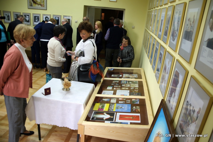 na zdjęciu wisok na gabloty z eksnonatami w sali papieskiej w muzeum ziemi staszowskiej 