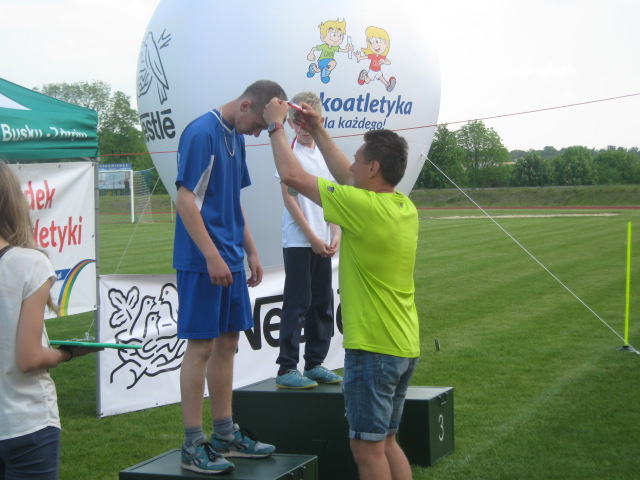 na zdjęciu dekoracja zwycięzców zawodów lekkoatletycznych