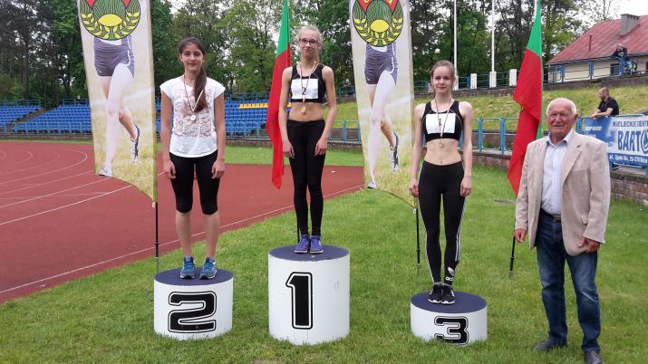 na zdjęciu zawodnicy z Czajkowa na podium zawodów