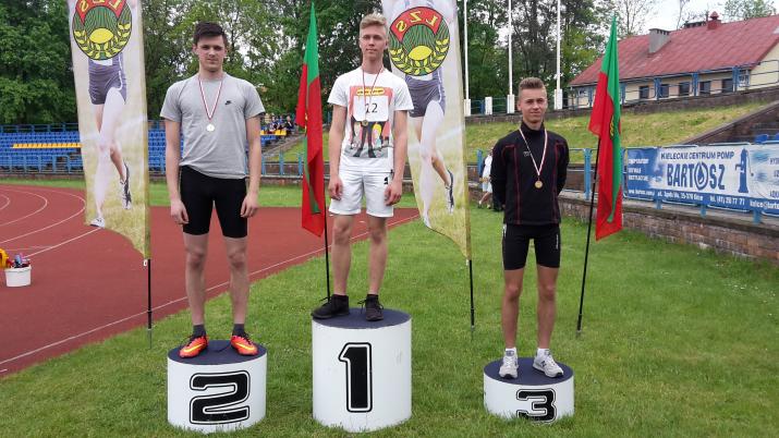 na zdjęciu zawodnicy z Czajkowa na podium zawodów