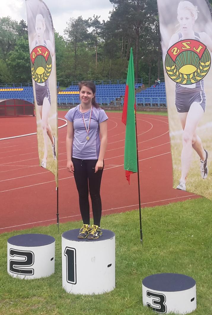 na zdjęciu zawodniczka z Czajkowa na podium zawodów