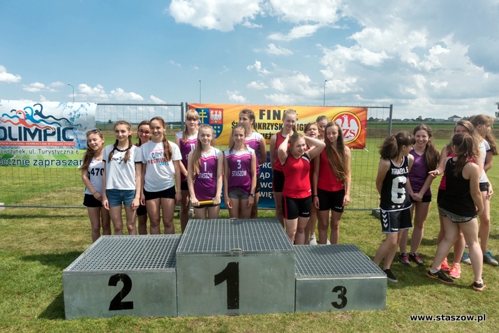 na zdjęciu sztafety na podium zawodów w Strawczynie