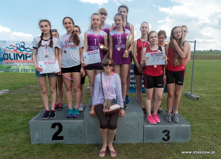 na zdjęciu sztafety na podium zawodów w Strawczynie