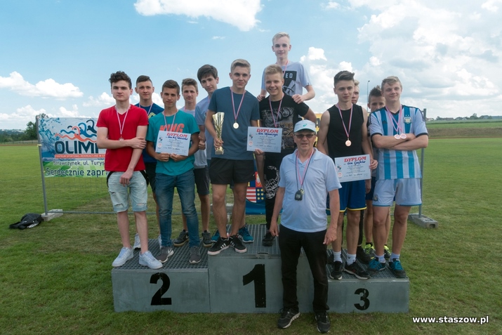 na zdjęciu sztafety na podium zawodów w Strawczynie