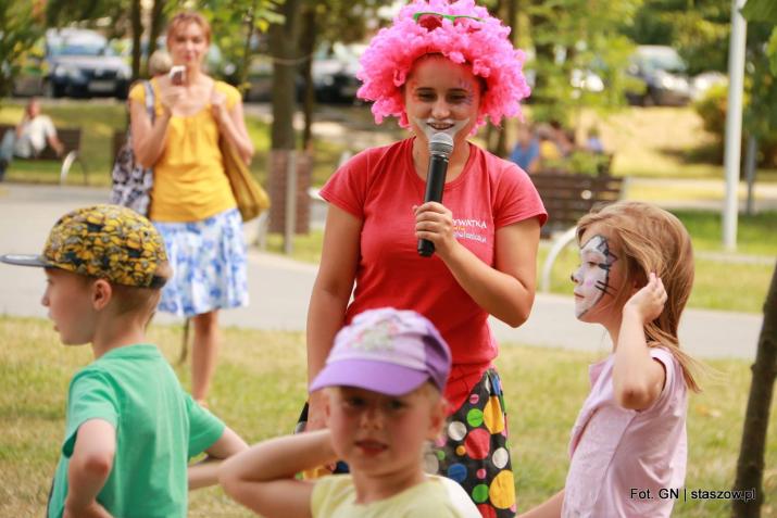 zabawa z klaunami podczas pikniku w parku Adama Bienia