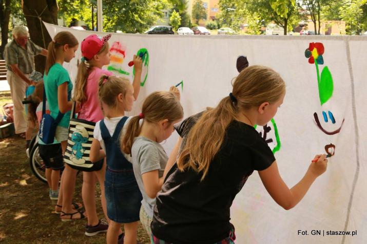 malowanie na płótnie podczas pikniku