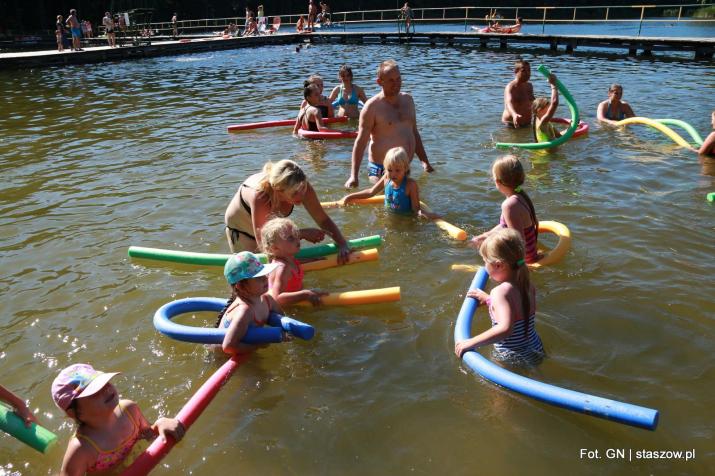 na zdjęciu aqua aerobik podczas pikniku w Golejowie